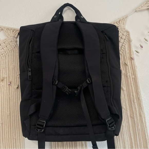 Lululemon Early Embark Mens Black Backpack with luggage strap - Picture 5 of 13